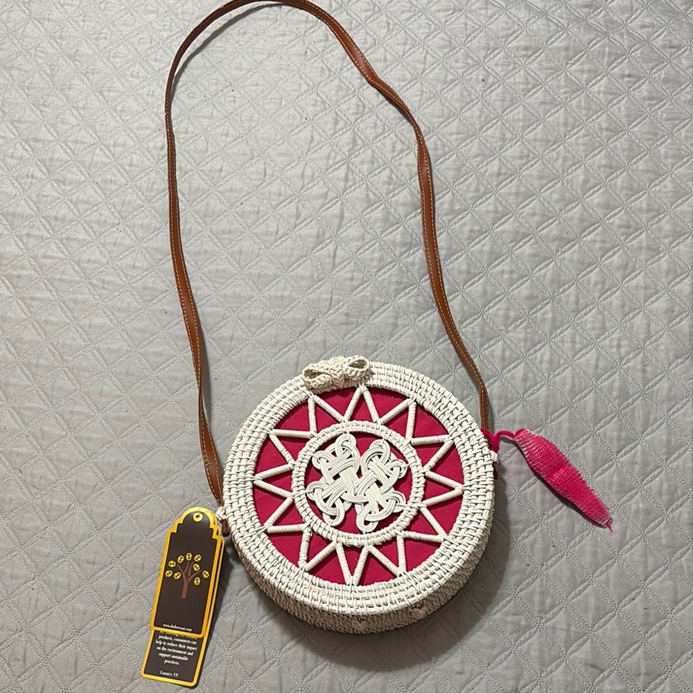 NWT Sheltercast Rattan White and Pink Round Bag